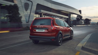 Narandžasti Sandero Stepway parkiran ispred kuće